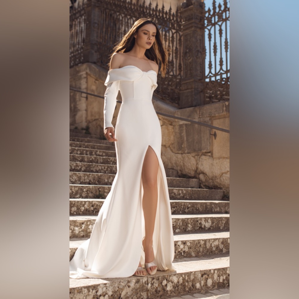 Elegant Off-Shoulder Ivory Bridal Gown.  Size 8.  Q5